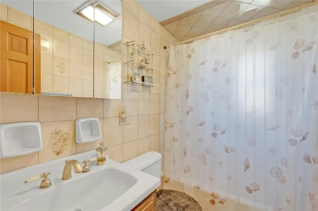 1017 Rhinelander Avenue Bronx NY 10462