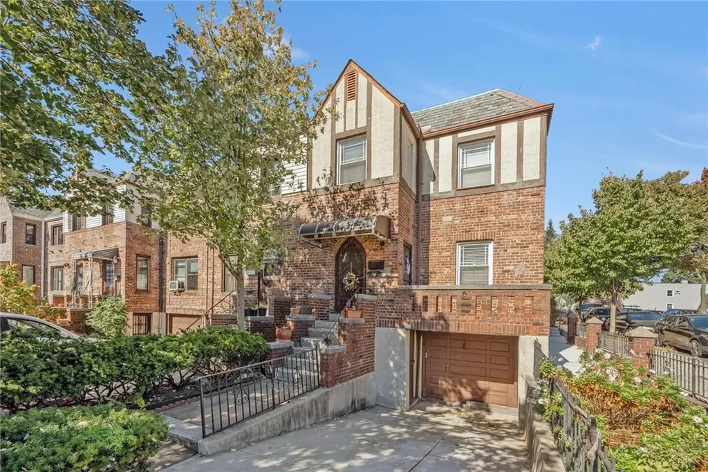 1017 Rhinelander Avenue Bronx NY 10462