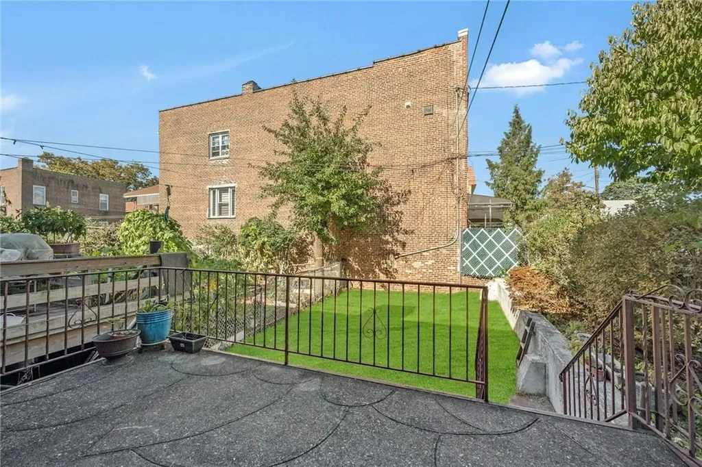 1017 Rhinelander Avenue Bronx NY 10462