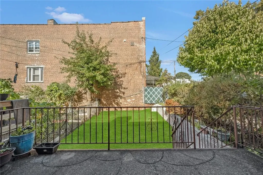 1017 Rhinelander Avenue Bronx NY 10462
