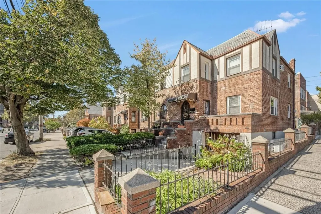 1017 Rhinelander Avenue Bronx NY 10462