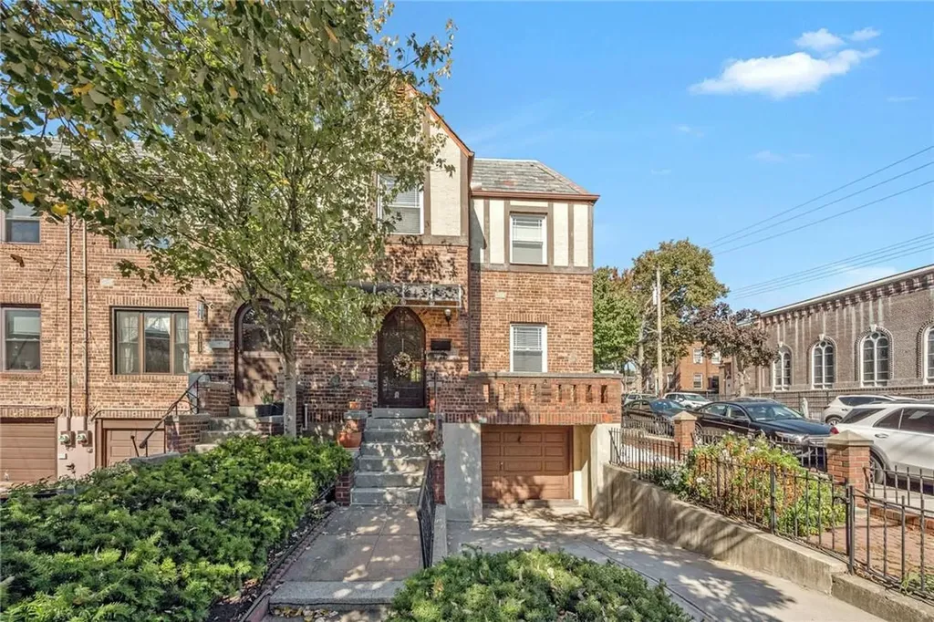 1017 Rhinelander Avenue Bronx NY 10462