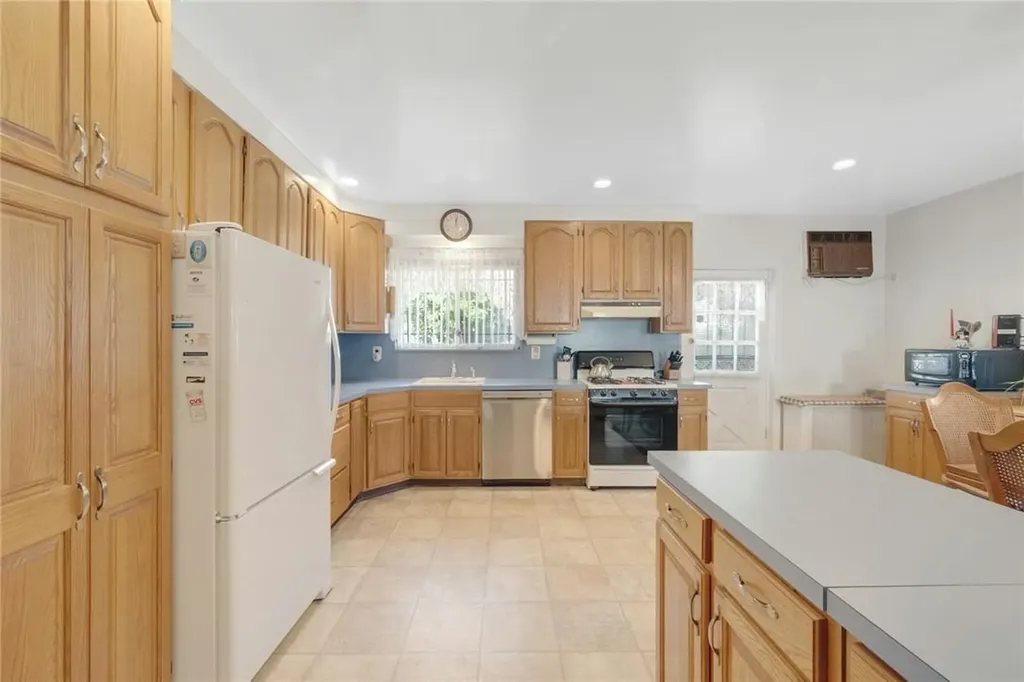 1017 Rhinelander Avenue Bronx NY 10462