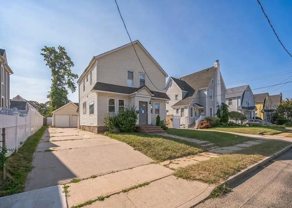 29 Dutchess Street Freeport NY 11520