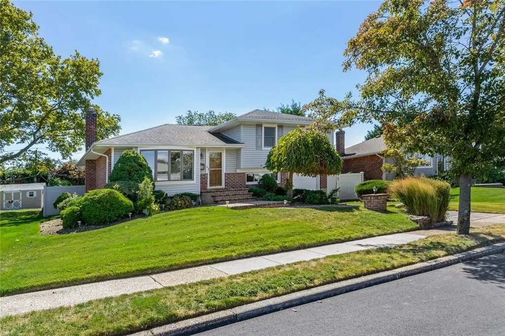 11 Eleanor Lane Plainview NY 11803