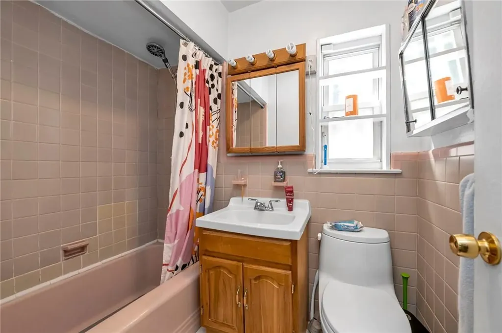 1103 Rhinelander Avenue Bronx NY 10461