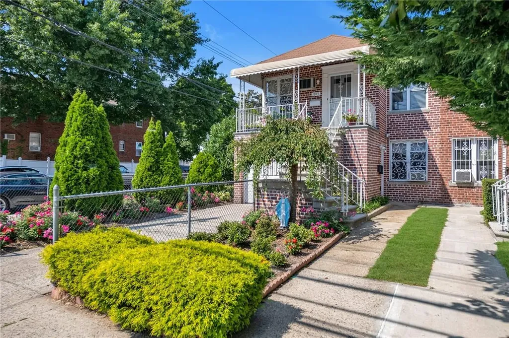 1103 Rhinelander Avenue Bronx NY 10461