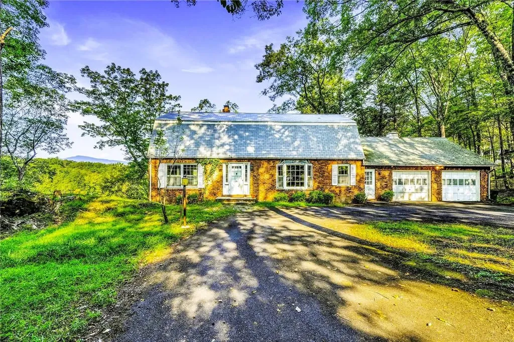 15 Dewitt Drive Saugerties NY 12477