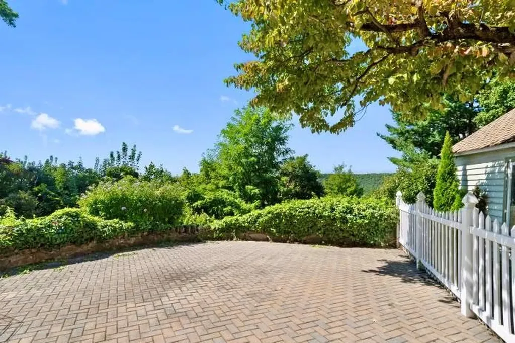 67 Holls Terrace W Yonkers NY 10701