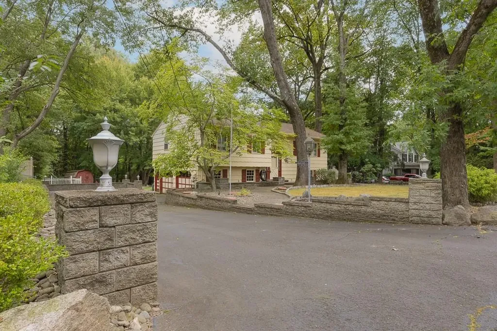 180 Schweizer Lane Bardonia NY 10954