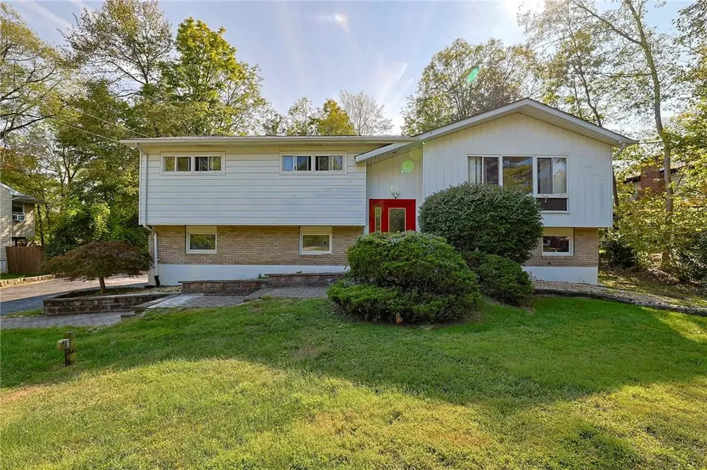 17 Panessa Drive Poughkeepsie NY 12603