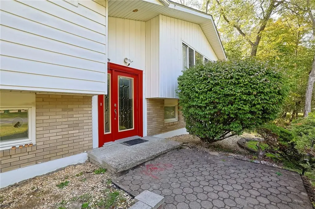 17 Panessa Drive Poughkeepsie NY 12603
