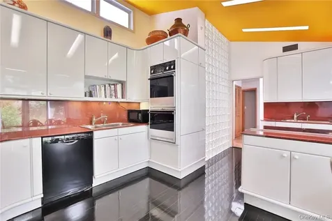 5 Deerfield Lane Mamaroneck NY 10543