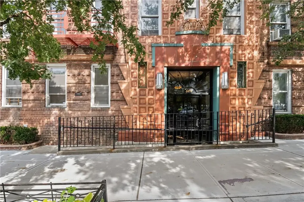 601 Pelham Parkway N Bronx NY 10467