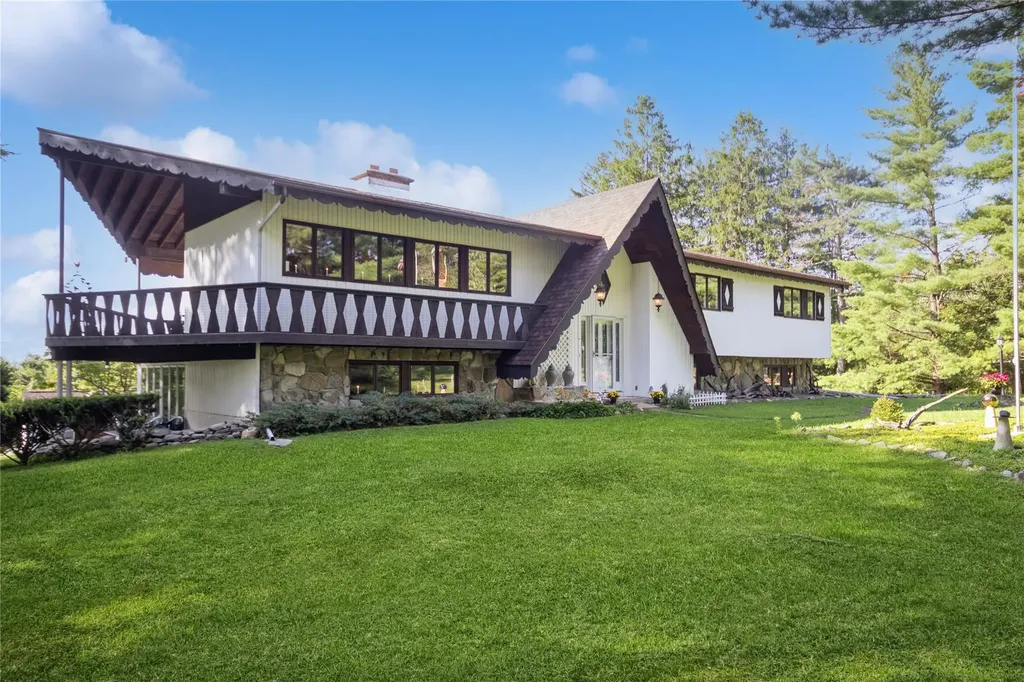 21 Manor Drive W Poughkeepsie NY 12603