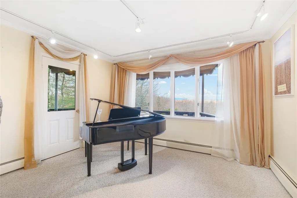 21 Manor Drive W Poughkeepsie NY 12603