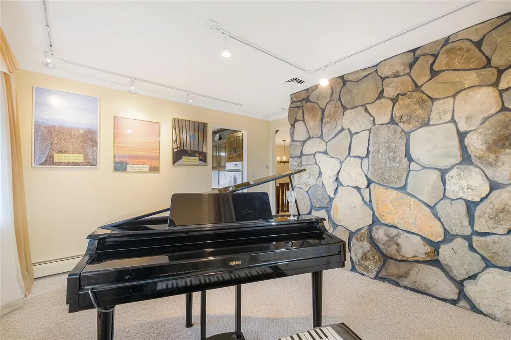 21 Manor Drive W Poughkeepsie NY 12603