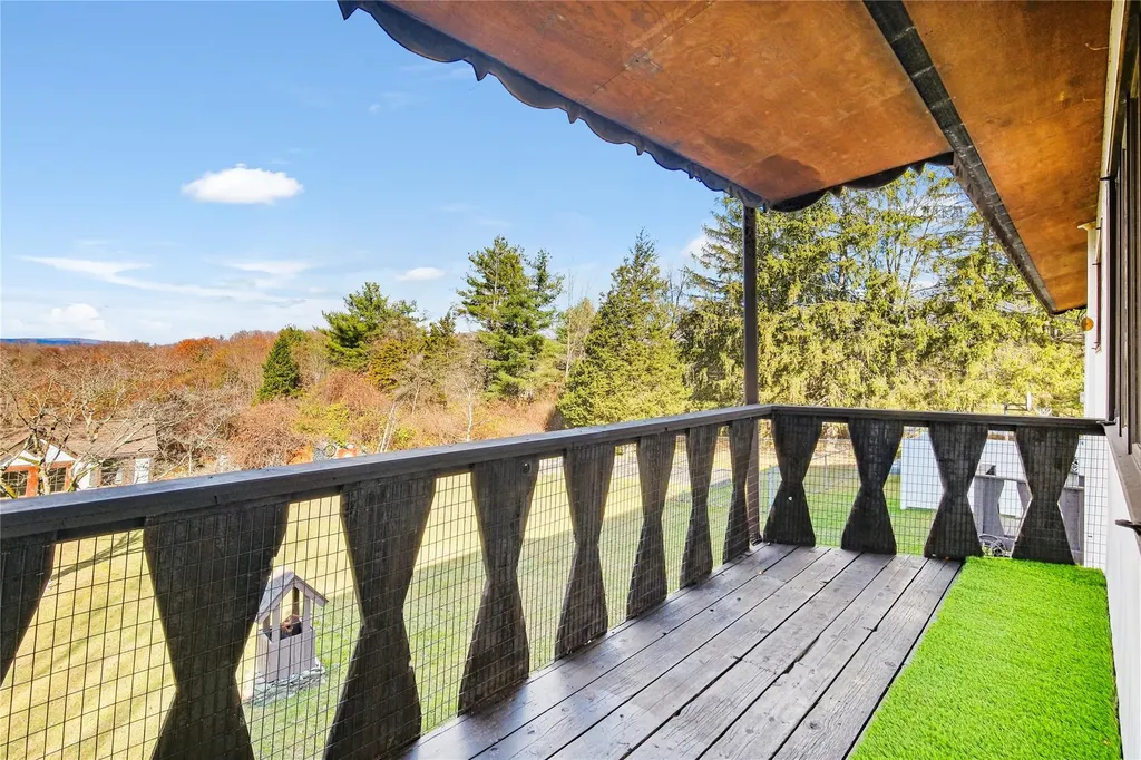 21 Manor Drive W Poughkeepsie NY 12603