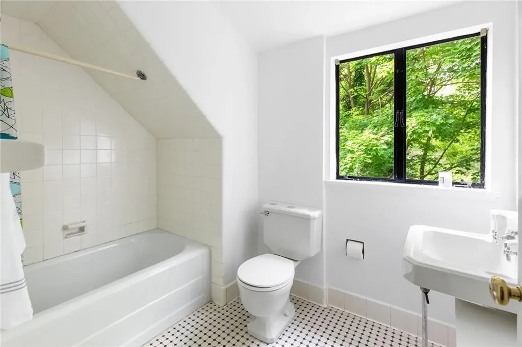 4 Boulder Brae Lane Larchmont NY 10538