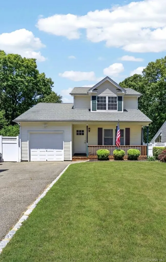 29 Beech Avenue Farmingville NY 11738