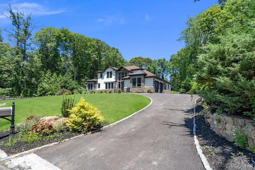 21 Arista Drive Dix Hills NY 11746