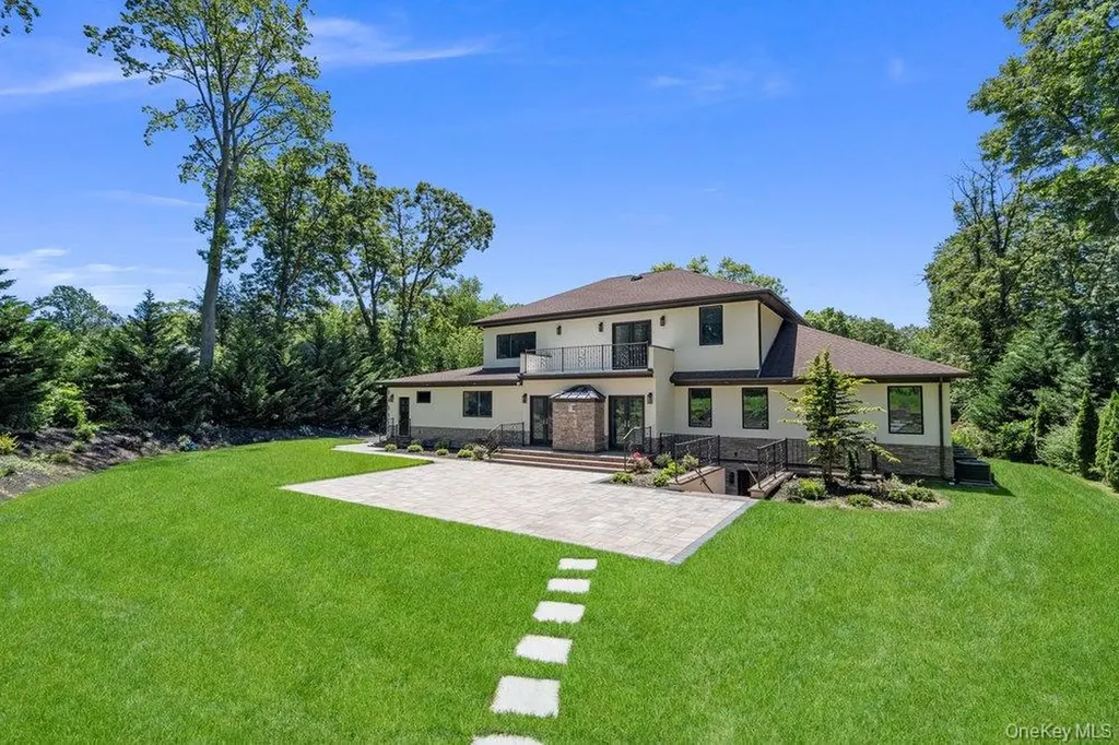 21 Arista Drive Dix Hills NY 11746