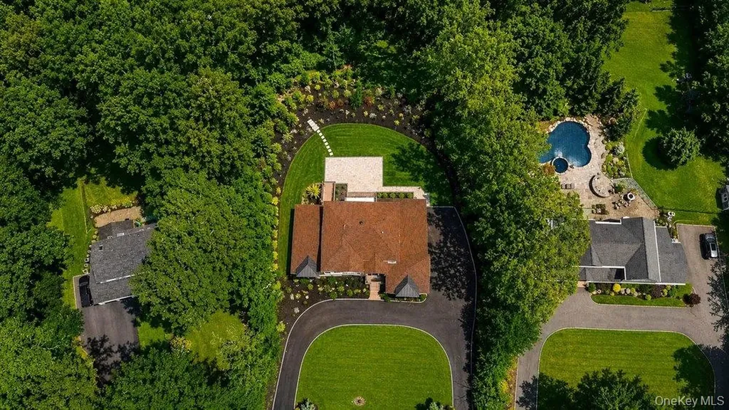 21 Arista Drive Dix Hills NY 11746