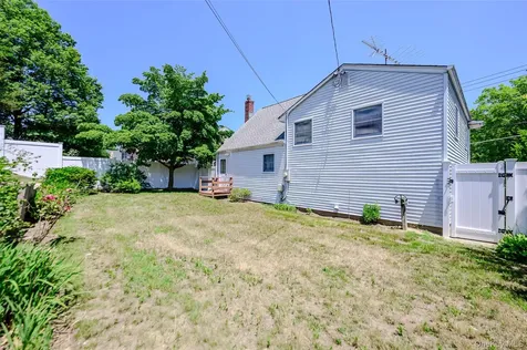 87 Central Park Road Plainview NY 11803