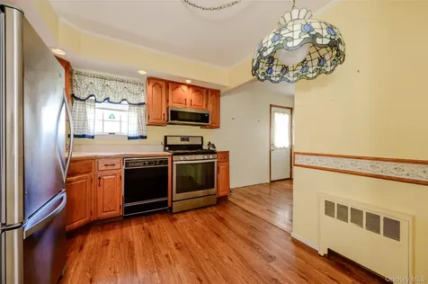 87 Central Park Road Plainview NY 11803