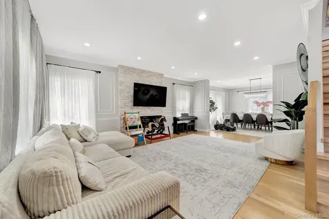 2245 Plum Tree Road N Westbury NY 11590