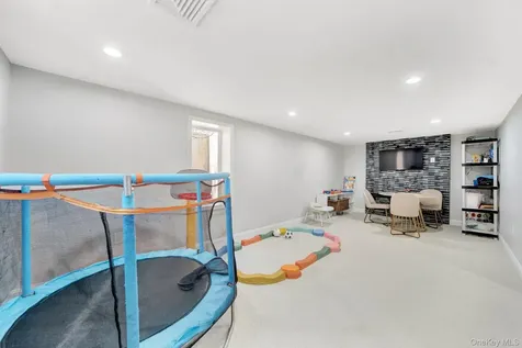 2245 Plum Tree Road N Westbury NY 11590