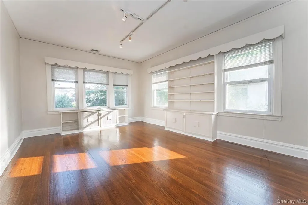 942 Greenfield Road Woodmere NY 11598