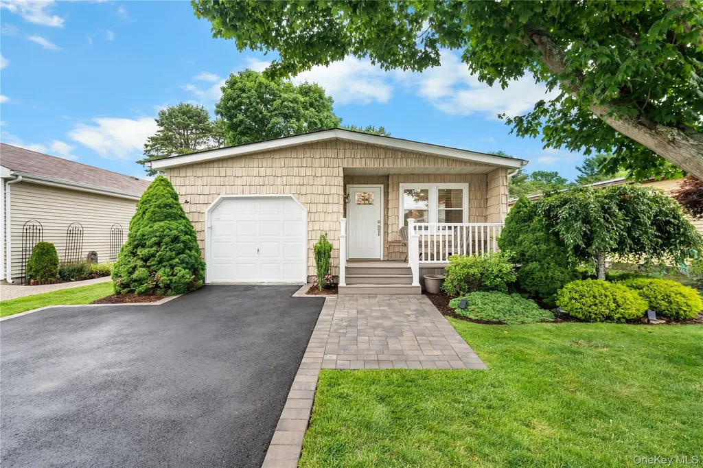 16 Dogwood Lane Manorville NY 11949
