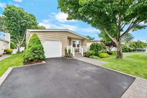 16 Dogwood Lane Manorville NY 11949