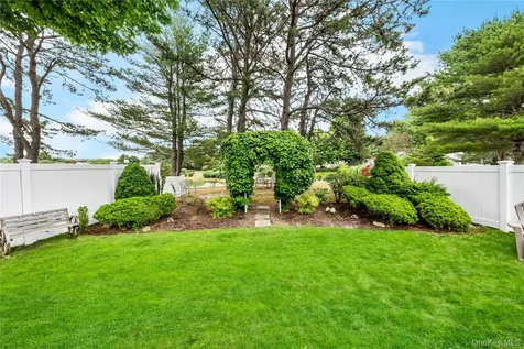 16 Dogwood Lane Manorville NY 11949