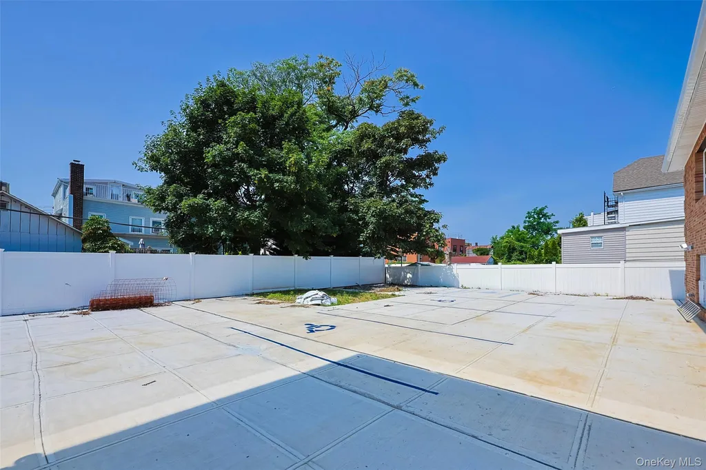 842 E 225th Street Bronx NY 10466