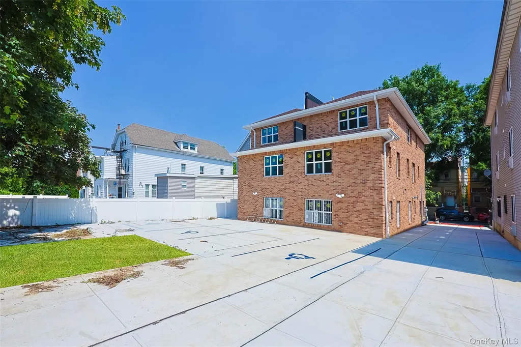 842 E 225th Street Bronx NY 10466