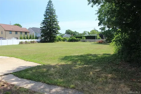 924 Fulton Street Farmingdale NY 11735