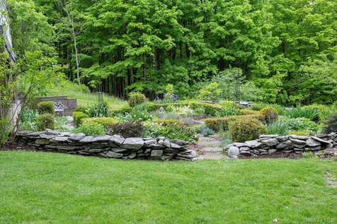 17 Skytop Ridge Rhinebeck NY 12572