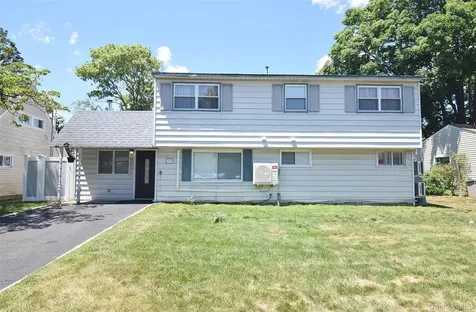 32 W Cabot Lane Westbury NY 11590
