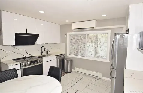 32 W Cabot Lane Westbury NY 11590