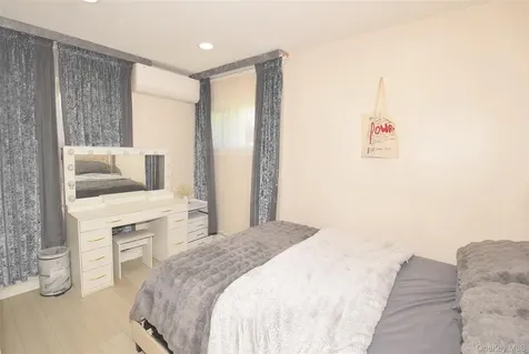 32 W Cabot Lane Westbury NY 11590