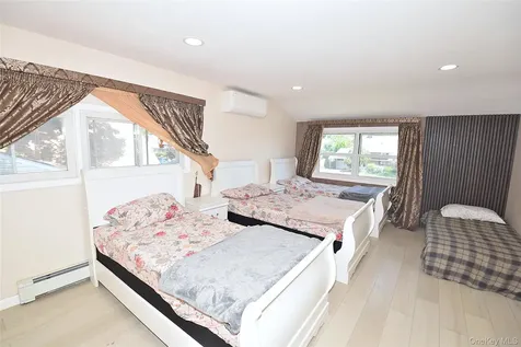 32 W Cabot Lane Westbury NY 11590