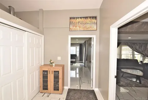 32 W Cabot Lane Westbury NY 11590