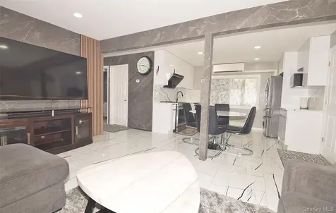 32 W Cabot Lane Westbury NY 11590