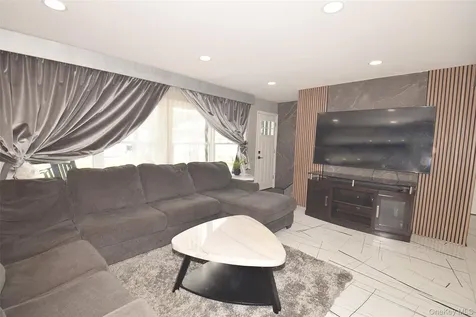 32 W Cabot Lane Westbury NY 11590