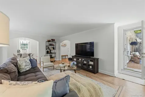 104 Pinewood Road Hartsdale NY 10530