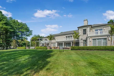 5 Farmwoods Lane Upper Brookville NY 11545