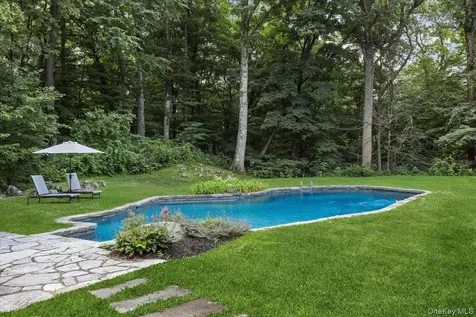 10 Woodland Court S Bedford NY 10506
