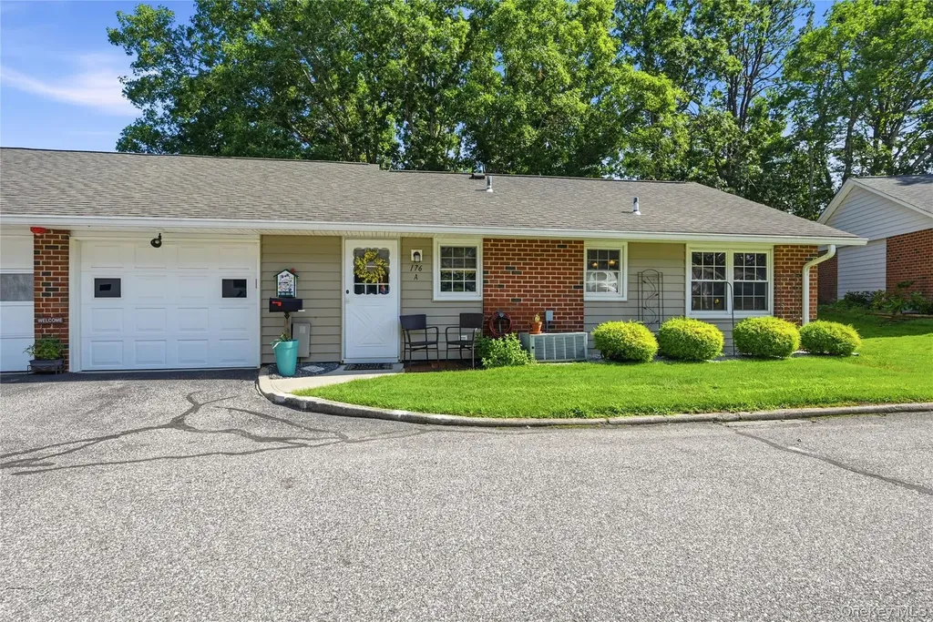 176 Ventry Court Ridge NY 11961